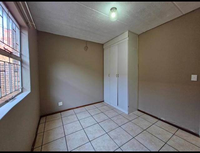 2 BEDROOM APARTMENT FOR SALE IN KEMPTON PARK CENTRAL